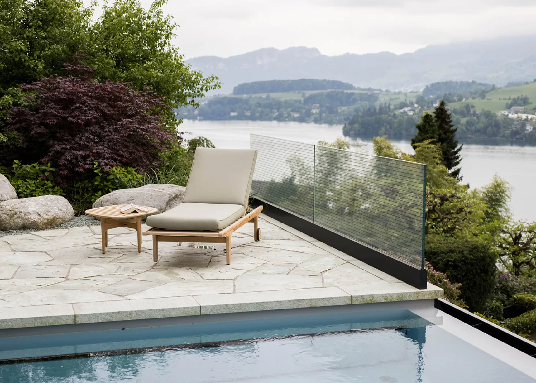 Terrasse mit Seeblick — Einrichtungsprojekt von Wohn-Center Räber in Luzern