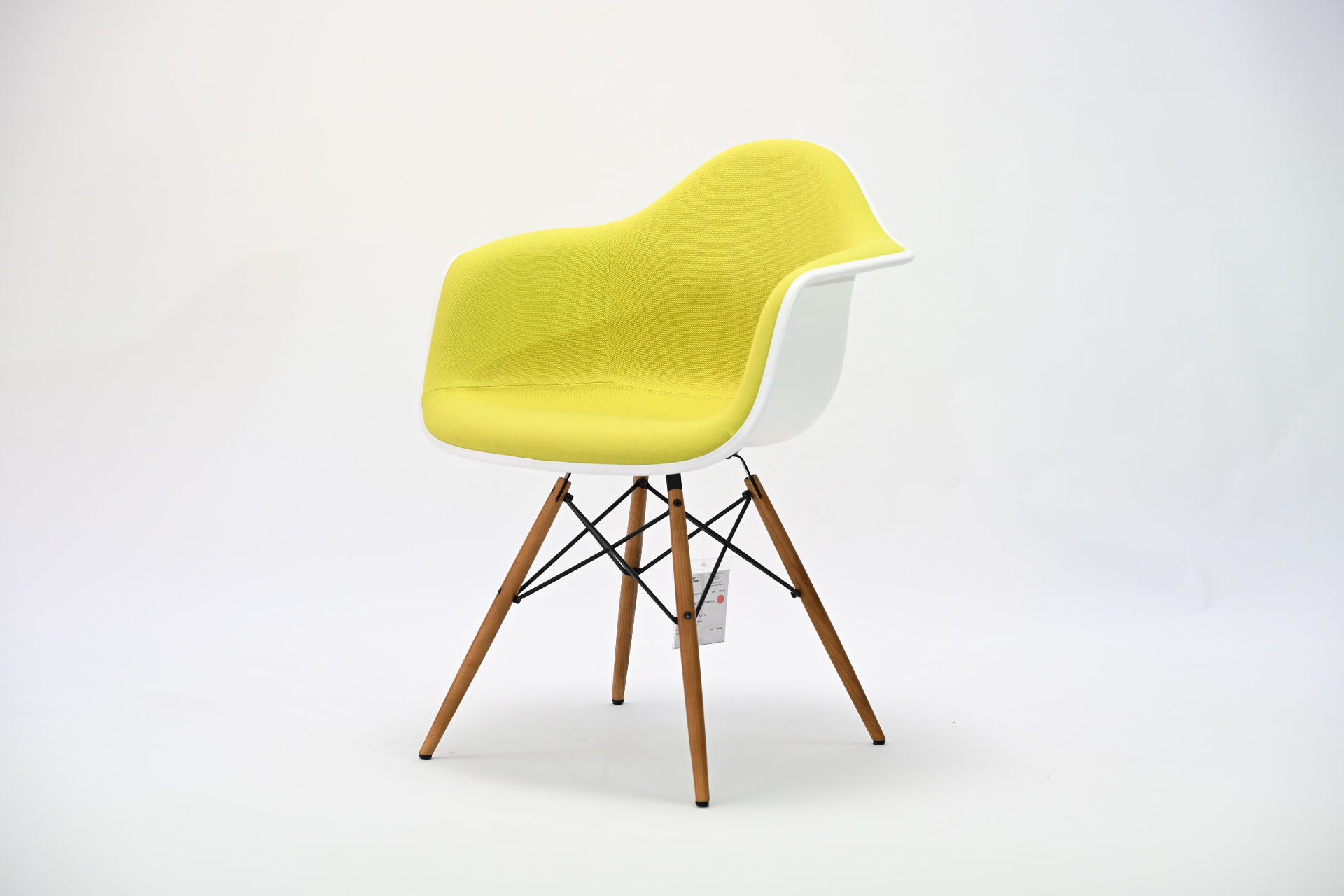 Vitra Stuhl Plastic Armchair DAW weiss — Stühle als Ausstellungsstück im Designer Outlet