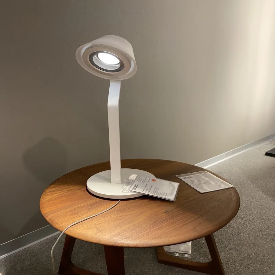 Occhio Tischleuchte Lei Tavolo — Licht als Ausstellungsstück im Designer Outlet