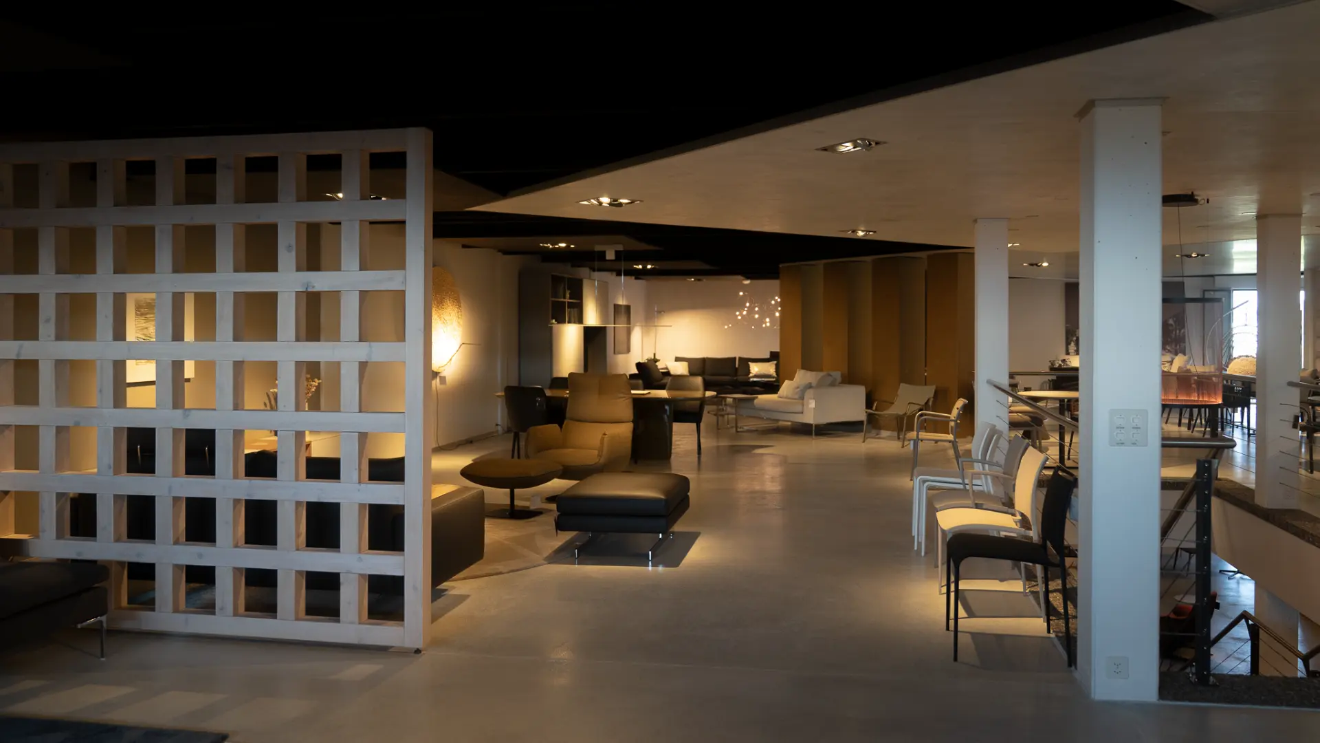 Wohnwelten im Showroom mit Sesseln und Sofas