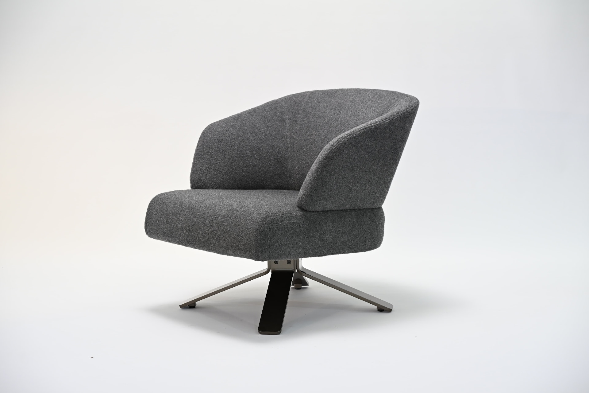 Minotti Sessel Reeves — Sofas und Sessel als Ausstellungsstück im Designer Outlet