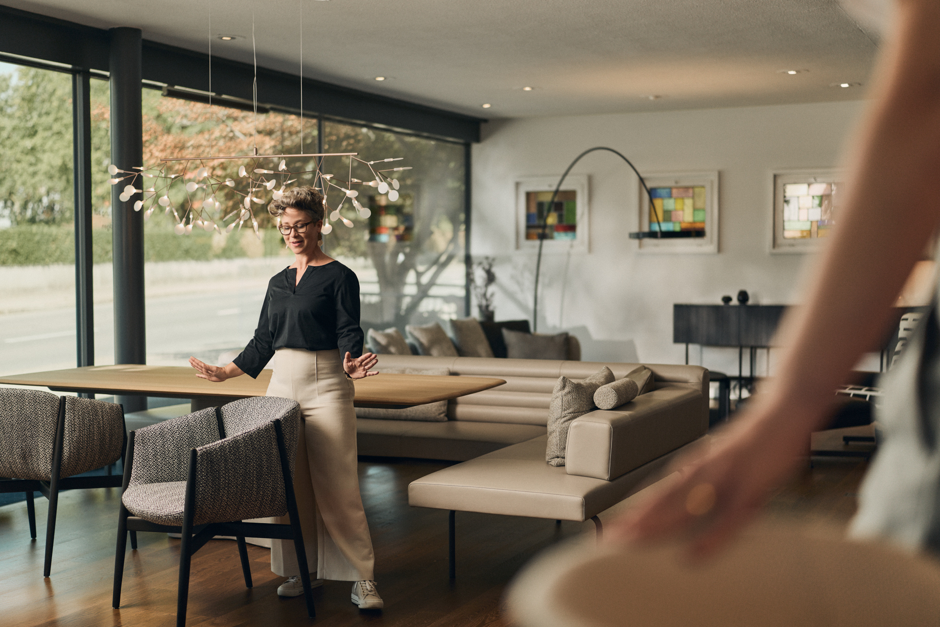 Beratung im Showroom mit Möbeln und Leuchten — Wohn-Center Räber