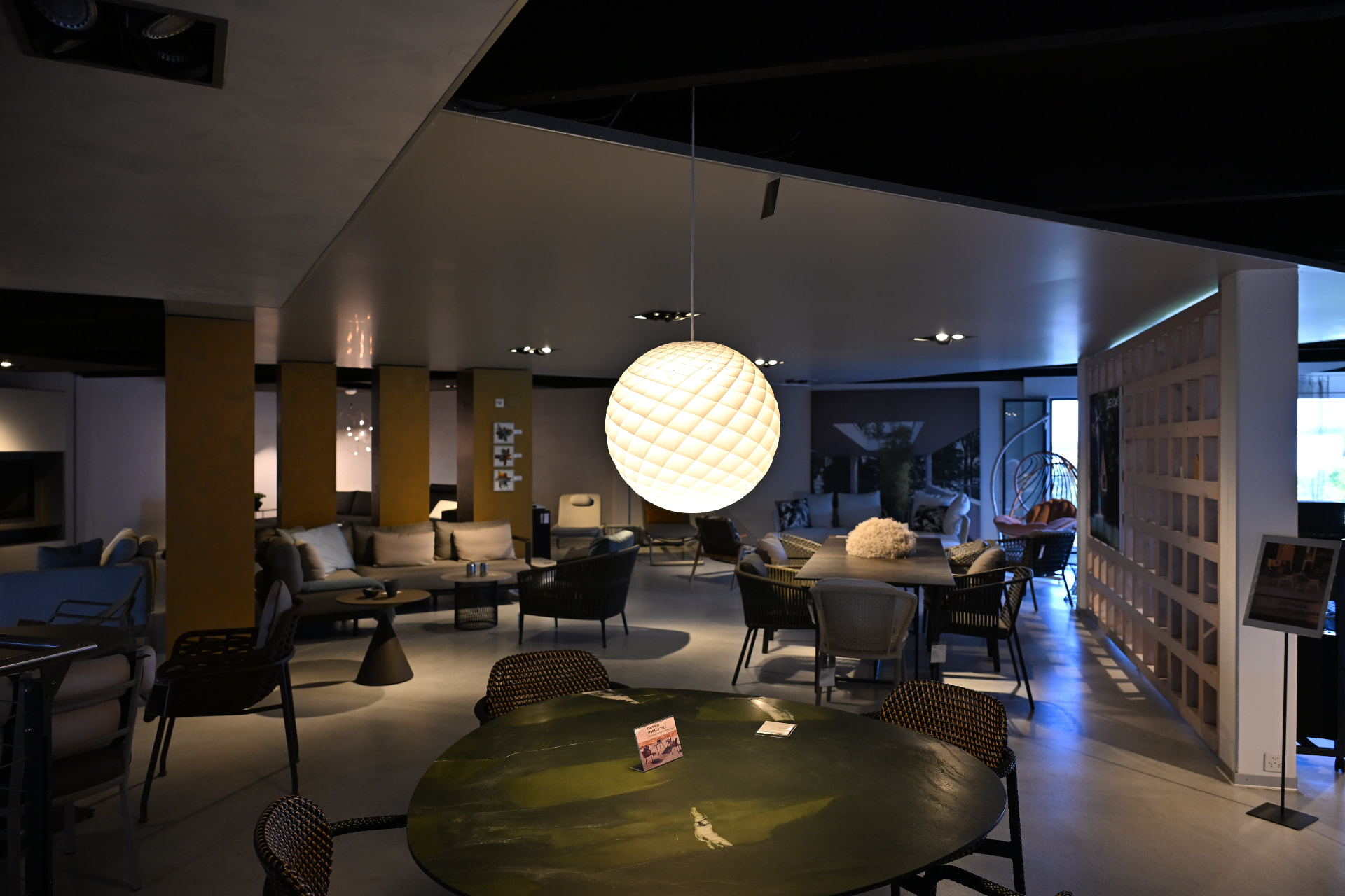 Louis Poulsen Pendelleuchte Patera 450 — Lampen als Ausstellungsstück im Designer Outlet