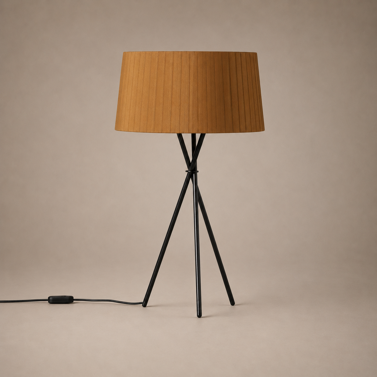 Santa & Cole Tischleuchte Tripode — Licht als Ausstellungsstück im Designer Outlet