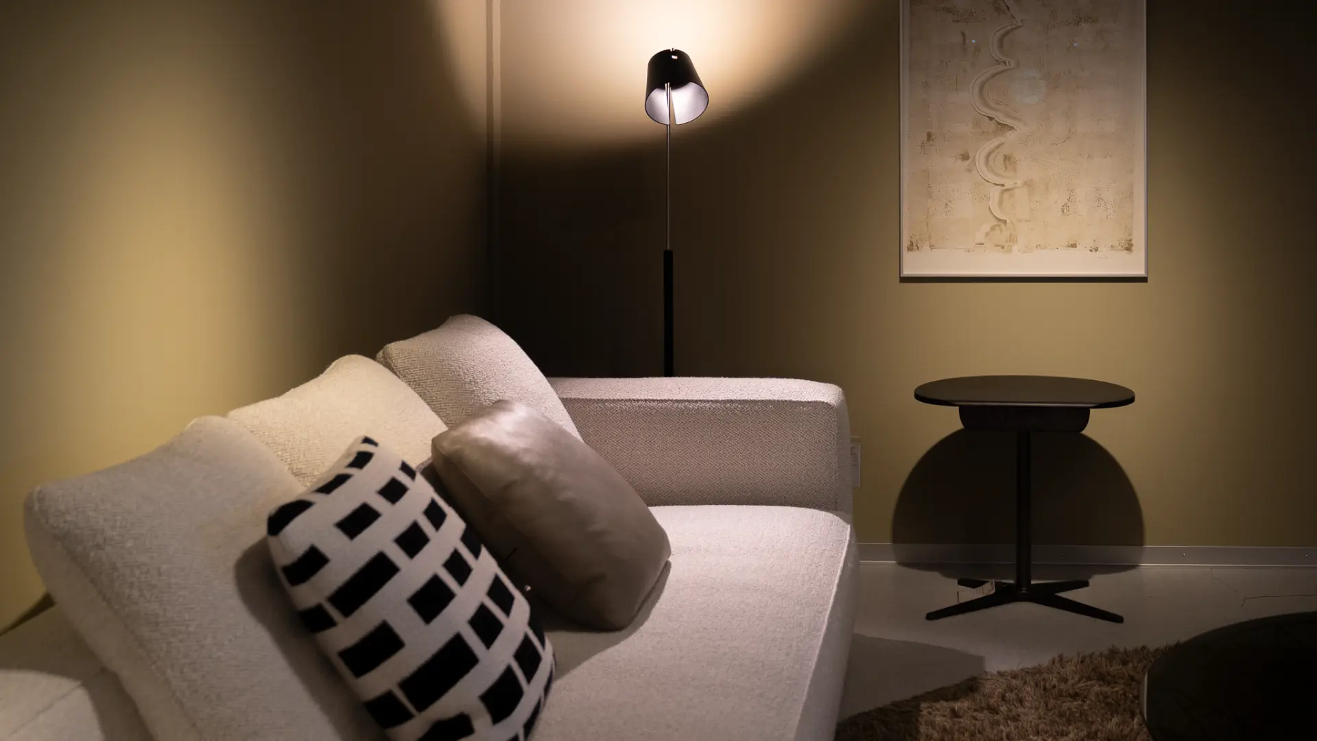 Sofa-Nische mit Stehleuchte und Beistelltisch