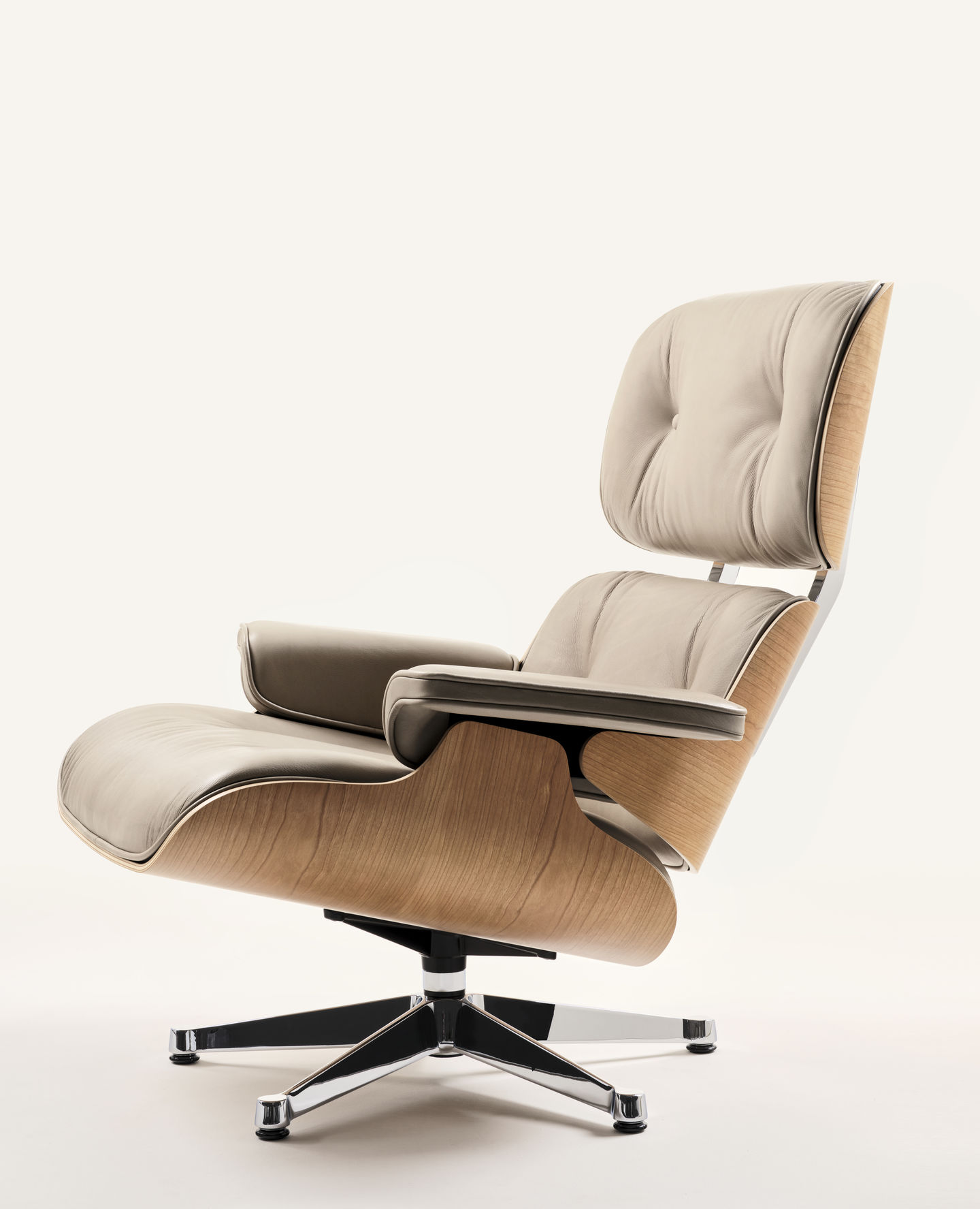 Lounge Chair & Ottoman — Charles & Ray Eames, 1956 — Aktuelles aus dem Wohn-Center Räber